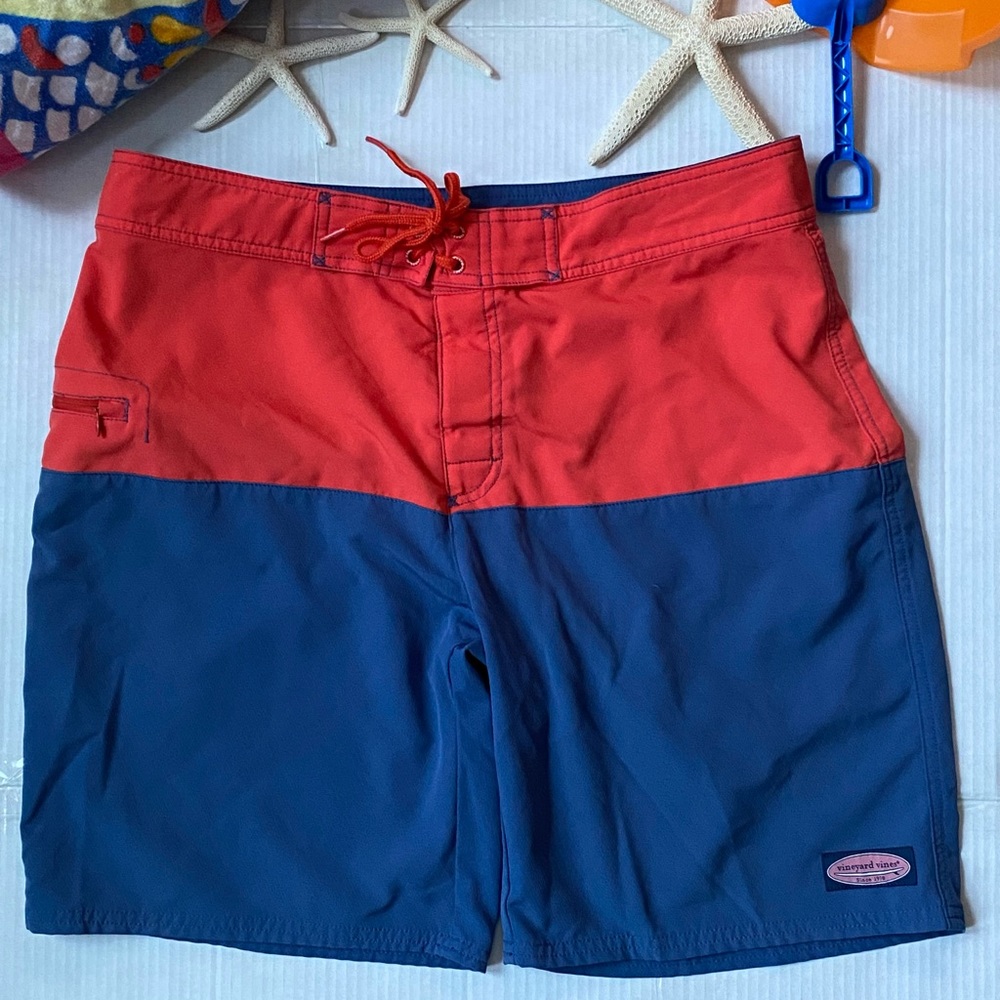 Vineyard Vine Men’s Size 34” Zip Back Pocket Red And Blue Swim Beach Vac…